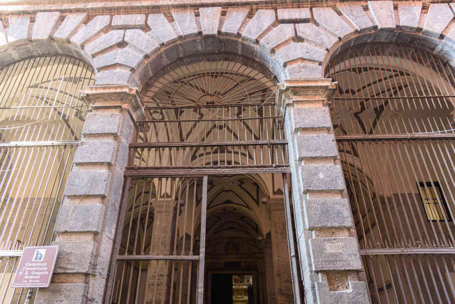 106 - Italia - Nápoles - complejo conventual de San Gregorio Armeno.jpg